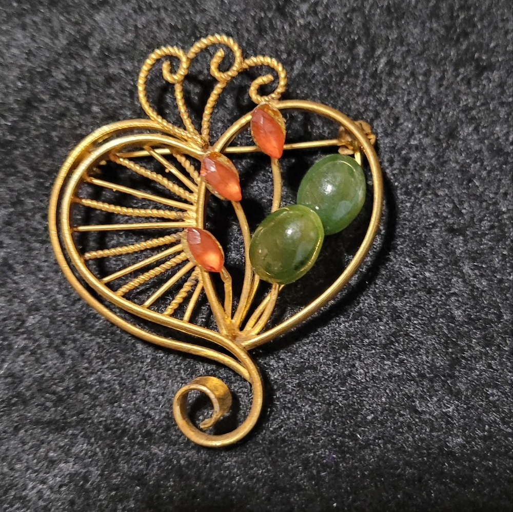Vintage Jade Cabochon Art Deco Gold Twisted Wire Scroll Harp Heart Brooch Pin